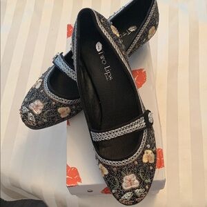 Size 8 1/2 Embroidered Two Lips Shoes *New*